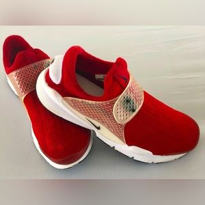 Nike Men’s Sock Dart Athletic sneaker , size 9 , pre-owned , good condition, red